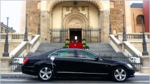 Imagen de un chófer para bodas en Madrid.